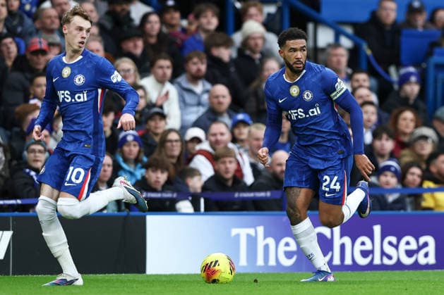21st February 2026; Stamford Bridge, Chelsea, London, England: Premier League Football, Chelsea versus Burnley; Reece James of Chelsea breaks forward supported by Cole Palmer  IanxStephen Content restricted for UK based newspaper