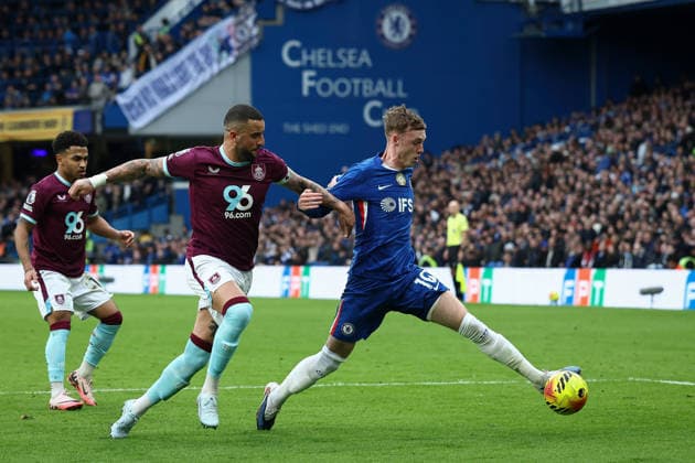 21st February 2026; Stamford Bridge, Chelsea, London, England: Premier League Football, Chelsea versus Burnley; Kyle Walker of Burnley pressures Cole Palmer of Chelsea  IanxStephen Content restricted for UK based newspaper
