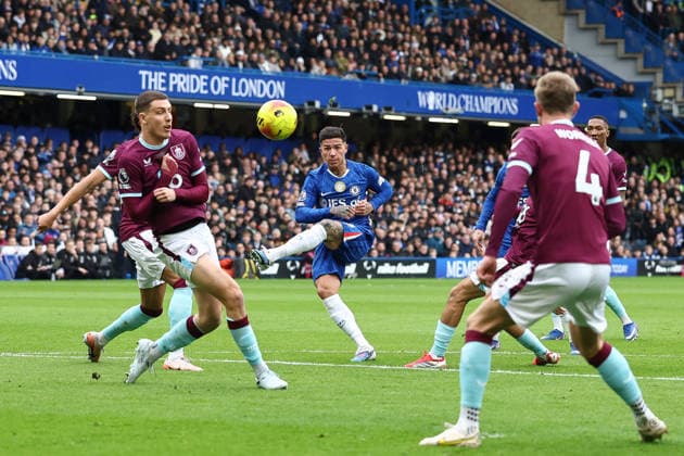 21st February 2026; Stamford Bridge, Chelsea, London, England: Premier League Football, Chelsea versus Burnley; Enzo Fernandez of Chelsea shoots at goal past the Burnley defenders  IanxStephen Content restricted for UK based newspaper
