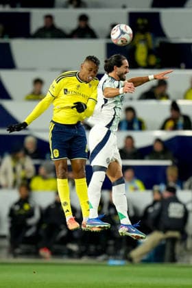 February 21, 2026, Nashville, Tennessee, USA: New England Revolution forward Leonardo Campana (9) and Nashville SC defender Jeisson Palacios (4) go up for a header during the first half at Geodis Park. MLS, Fussball Herren, USA Soccer 2026: New England Revolution At Nashville SC  - ZUMAh237 20260221_zsp_h237_059 Copyright: xCamdenxHallx