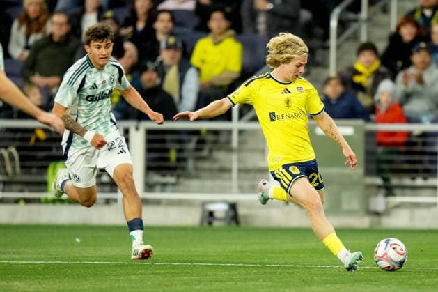 February 21, 2026, Nashville, Tennessee, USA: Nashville SC midfielder Edvard Tagseth (20) passes the ball past New England Revolution defender Ethan Kohler (22) during the first half at Geodis Park. MLS, Fussball Herren, USA Soccer 2026: New England Revolution At Nashville SC  - ZUMAh237 20260221_zsp_h237_073 Copyright: xCamdenxHallx