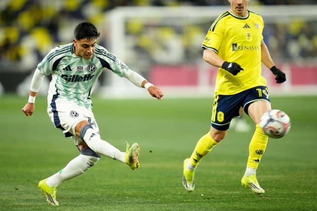 February 21, 2026, Nashville, Tennessee, USA: New England Revolution defender Tanner Beason (4) passes the ball past Nashville SC midfielder Alex Muyl (19) during the second half at Geodis Park. MLS, Fussball Herren, USA Soccer 2026: New England Revolution At Nashville SC  - ZUMAh237 20260221_zsp_h237_083 Copyright: xCamdenxHallx