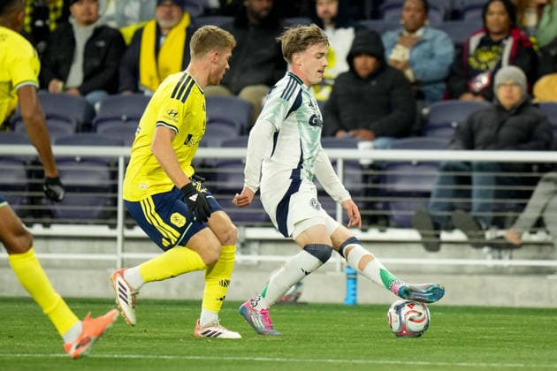 February 21, 2026, Nashville, Tennessee, USA: New England Revolution forward Malcolm Fry (32) moves the ball against Nashville SC defender Josh Bauer (22) during the second half at Geodis Park. MLS, Fussball Herren, USA Soccer 2026: New England Revolution At Nashville SC  - ZUMAh237 20260221_zsp_h237_084 Copyright: xCamdenxHallx