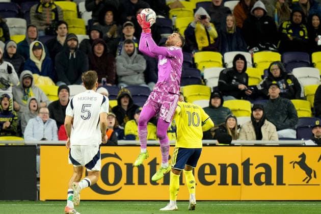February 21, 2026, Nashville, Tennessee, USA: New England Revolution goalkeeper Matt Turner (30) defends against Nashville SC during the second half at Geodis Park. Nashville USA - ZUMAh237 20260221_zsp_h237_078 Copyright: xCamdenxHallx