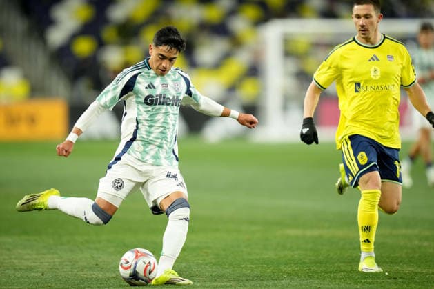 February 21, 2026, Nashville, Tennessee, USA: New England Revolution defender Tanner Beason (4) passes the ball past Nashville SC midfielder Alex Muyl (19) during the second half at Geodis Park. Nashville USA - ZUMAh237 20260221_zsp_h237_082 Copyright: xCamdenxHallx
