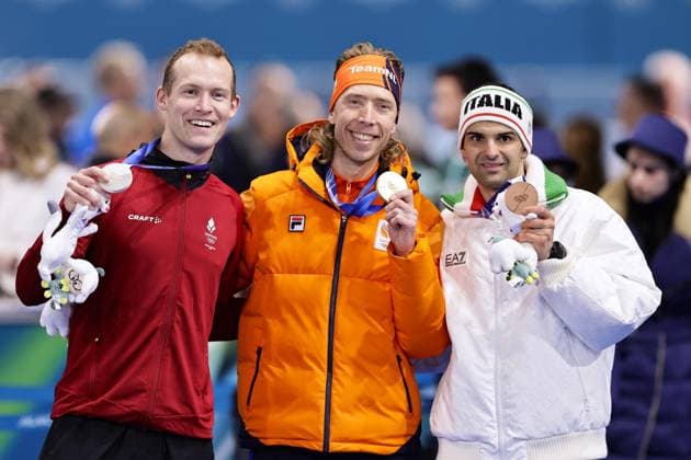 Milan Cortina Olympics: Speed skating, Eisschnelllauf Dutch speed skater Jorrit Bergsma (C) poses after winning gold in the men s mass start at the Milan Cortina Olympics on Feb. 21, 2026, at Milano Speed Skating Stadium in Milan alongside silver medalist Viktor Hald Thorup (L) of Denmark and bronze medalist Andrea Giovannini of Italy.  A14AA0005313487P