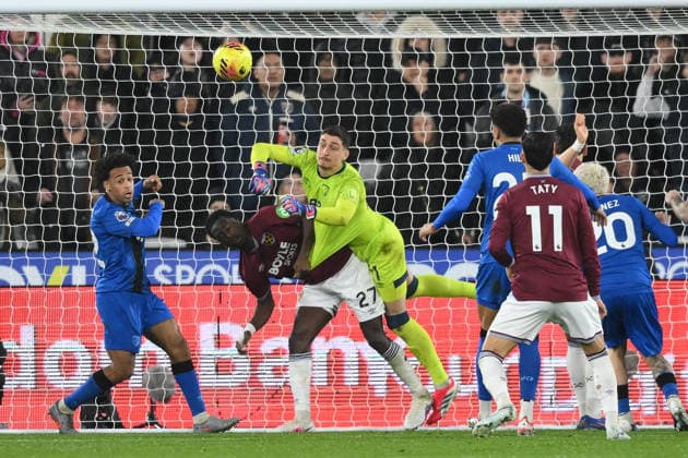 West Ham United v Bournemouth - Premier League Dorde Petrovic, goalkeeper of AFC Bournemouth, clears the ball from Soungoutou Magassa of West Ham United during the Premier League match between West Ham United and AFC Bournemouth at the London Stadium in Stratford, on February 21, 2026. Stratford Greater London United Kingdom  Copyright: xMIxNewsx originalFilename:fletcher-westhamu260221_npD0e.jpg