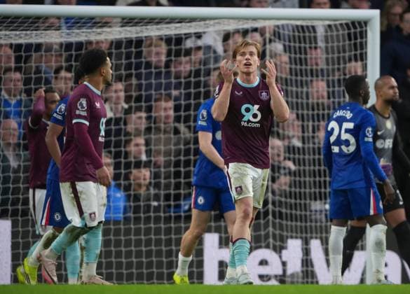 Zian Flemming of Burnley frustrated after missing a chance on goal Chelsea v Burnley, Premier League, Football, Stamford Bridge, London, UK - 21 Feb 2026London Stamford Bridge United Kingdom EDITORIAL USE ONLY No use with unauthorised audio, video, data, fixture lists, club league logos or live services. Online in-match use limited to 120 images, no video emulation. No use in betting, games or single club league player publications. Copyright: xJedxLeicester Shutterstockx 16681483cb