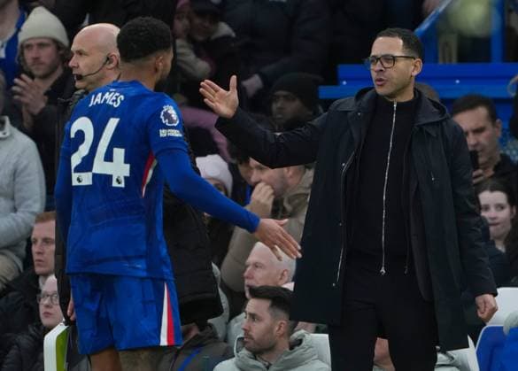 Chelsea manager Liam Rosenior shake hands with Reece James as he is substituted Chelsea v Burnley, Premier League, Football, Stamford Bridge, London, UK - 21 Feb 2026London Stamford Bridge United Kingdom EDITORIAL USE ONLY No use with unauthorised audio, video, data, fixture lists, club league logos or live services. Online in-match use limited to 120 images, no video emulation. No use in betting, games or single club league player publications. Copyright: xJedxLeicester Shutterstockx 16681483dq