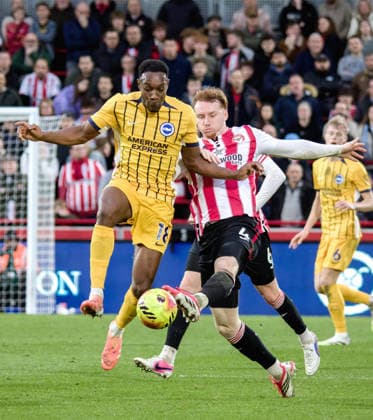 BRENTFORD, ENGLAND - FEBRUARY 21: Danny Welbeck of Brighton & Hove Albion and Sepp van den Berg of Brentford in action during the Premier League match between Brentford and Brighton & Hove Albion at Gtech Community Stadium on February 21, 2026 in Brentford, England. (Photo by Pedro Porru) SPO  Copyright: xPedroxPorru
