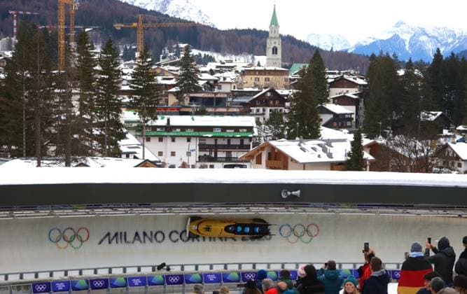 GER - Team mit Adam AMMOUR, Issam AMMOUR, Joshua TASCHE UND Alexander SCHALLER vor Cortina Vierer - Bob. Olympische Winterspiele 2026. 22.2.2026, in Cortina, Sliding Center, Italien. Quelle Copyright Credit : Oryk HAIST *** GER Team with Adam AMMOUR, Issam AMMOUR, Joshua TASCHE AND Alexander SCHALLER in front of Cortina 4-man bobsleigh Olympic Winter Games 2026 22 2 2026, in Cortina, Sliding Center, Italy Source Copyright Credit Oryk HAIST xOLY-BOB-BOB08x