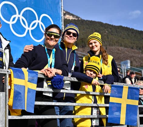 VAL DI FIEMME, ITALY 20260222 Crown Princess Victoria, Prince Daniel, Prince Oscar and Princess Estelle watch the women s 5km at the Tesero cross-country skiing stadium during the Winter Olympics in Val di Fiemme, Italy. *** The image is included in the SPORTS PACKAGE. For others PAYMENT IMAGE *** VAL DI FIEMME ITALY x10430x *** VAL DI FIEMME, ITALY 20260222 Crown Princess Victoria, Prince Daniel, Prince Oscar and Princess Estelle watch the women s 5km at the Tesero cross country skiing stadium during the Winter Olympics in Val di Fiemme, Italy The image is included in the SPORTS PACKAGE For others PAYMENT IMAGE VAL DI FIEMME ITALY x10430x  Copyright: xChristinexOlsson TTx 2026 OLYMPICS SKIING 5M WOMEN
