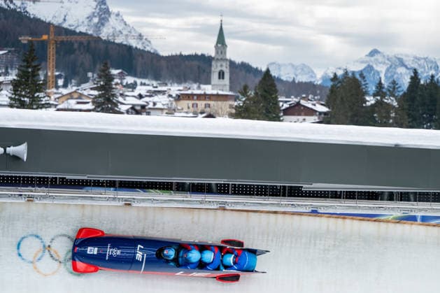 KRANZ Martin, BUEHLER Mauro, LENHERR Lorenz, TSCHOFEN David (Liechtenstein) in der Zielkurve, dahinter Ortsblick auf Cortina, ITA, Olympische Spiele Milano Cortina 2026, Olympia, Viererbob Herren, Finale, 22.02.2026 ITA, Olympische Spiele Milano Cortina 2026, Olympia, Viererbob Herren, Finale, 22.02.2026 Cortina d Ampezzo *** KRANZ Martin, BUEHLER Mauro, LENHERR Lorenz, TSCHOFEN David Liechtenstein in the finish curve, behind them local view of Cortina, ITA, Olympic Games Milano Cortina 2026, Olympia, 4-man bobsleigh men, final, 22 02 2026 ITA, Olympic Games Milano Cortina 2026, Olympia, 4-man bobsleigh men, final, 22 02 2026 Cortina d Ampezzo Copyright: xEibner-Pressefoto Memmlerx EP_MMR