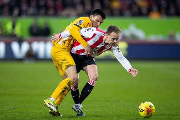 Mikkel Damsgaard of Brentford and Diego Gomez of Brighton & Hove Albion Brentford v Brighton and Hove Albion, Premier League, Football, Gtech Community Stadium, London, UK - 21 Feb 2026London Gtech Community Stadium United Kingdom EDITORIAL USE ONLY No use with unauthorised audio, video, data, fixture lists, club league logos or live services. Online in-match use limited to 120 images, no video emulation. No use in betting, games or single club league player publications. Copyright: xIanxTuttle Shutterstockx 16681480db