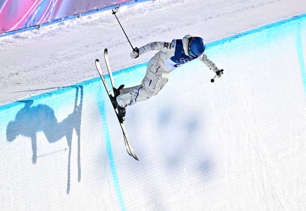 (260222) -- LIVIGNO, Feb. 22, 2026 -- Gu Ailing of China competes during run 1 of the freestyle skiing women s freeski halfpipe final at the Milan-Cortina 2026 Olympic Winter games, Winterspiele,Spiele, Summer games in Livigno, Italy, Feb. 22, 2026. ) (MICO2026)ITALY-LIVIGNO-OLYMPIC WINTER GAMES-FREESTYLE SKIING-WOMEN S FREESKI HALFPIPE-FINAL ZhangxHongxiang 