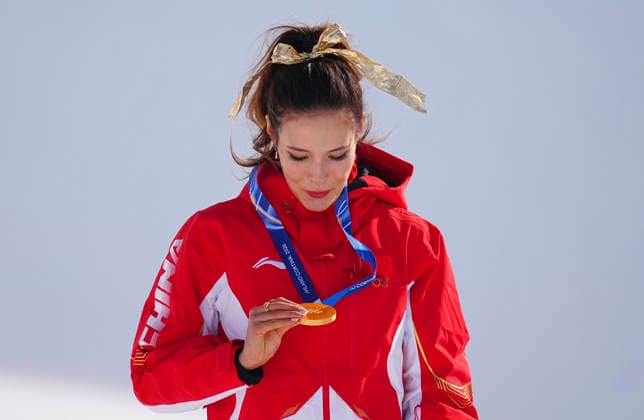 (260222) -- LIVIGNO, Feb. 22, 2026 -- Gold medalist Gu Ailing of China looks at her medal during the awarding ceremony for freestyle skiing women s freeski halfpipe at the Milan-Cortina 2026 Olympic Winter games, Winterspiele,Spiele, Summer games in Livigno, Italy, Feb. 22, 2026. ) (MICO2026)ITALY-LIVIGNO-OLYMPIC WINTER GAMES-FREESTYLE SKIING-WOMEN S FREESKI HALFPIPE-FINAL HuxChao 