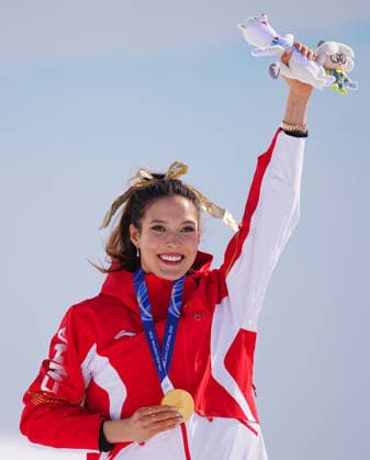 (260222) -- LIVIGNO, Feb. 22, 2026 -- Gold medalist Gu Ailing of China poses during the awarding ceremony for freestyle skiing women s freeski halfpipe at the Milan-Cortina 2026 Olympic Winter games, Winterspiele,Spiele, Summer games in Livigno, Italy, Feb. 22, 2026. ) (MICO2026)ITALY-LIVIGNO-OLYMPIC WINTER GAMES-FREESTYLE SKIING-WOMEN S FREESKI HALFPIPE-FINAL HuxChao 