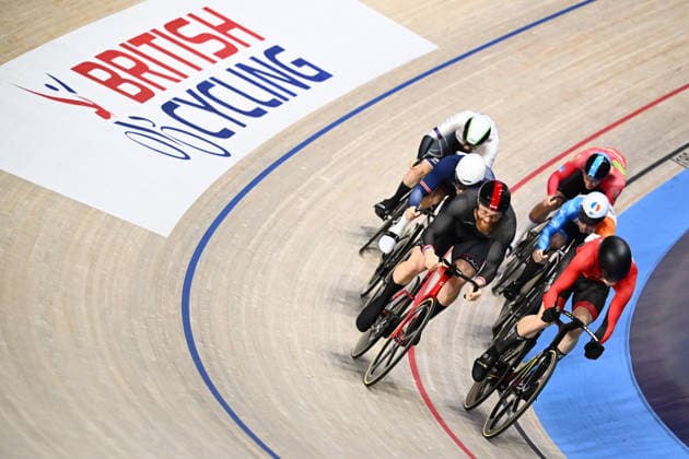 2026 British Cycling Lloyds National Track Championships Picture by Olly Hassell SWpix.com - 22 02 2026 - 2026 British Cycling Lloyds National Track Championships - National Cycling Centre, Manchester, England - Men s Keirin First Round - Peter Mitchell (Black Line), Tom White (SES Racing) Copyright: x xSWpix.comx(t axPhotographyxHubxLtd)xOllyxHassell SWpix.comx SWP-3203-0899