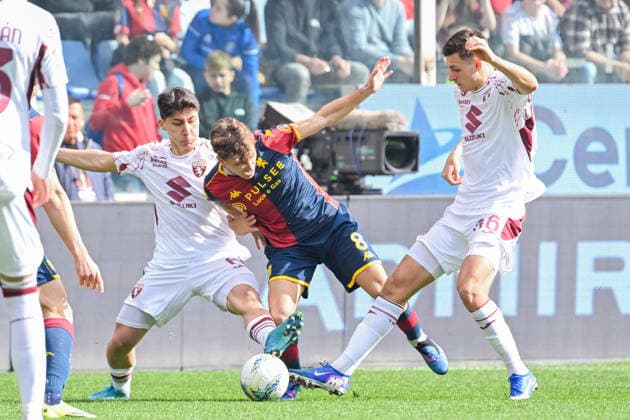 GenoaÕs Tommaso Baldanzi fights for the ball during the Serie A soccer match between Genoa and Torino at the Luigi Ferraris Stadium in Genoa, Italy - Sunday, February 22, 2026. - Soccer .  Copyright: xTanoxPecoraro LaPressex
