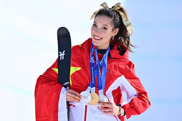 (260222) -- LIVIGNO, Feb. 22, 2026 -- Gold medalist Gu Ailing of China shows her medals after the awarding ceremony for freestyle skiing women s freeski halfpipe at the Milan-Cortina 2026 Olympic Winter games, Winterspiele,Spiele, Summer games in Livigno, Italy, Feb. 22, 2026. ) (MICO2026)ITALY-LIVIGNO-OLYMPIC WINTER GAMES-FREESTYLE SKIING-WOMEN S FREESKI HALFPIPE-FINAL ZhangxHongxiang 