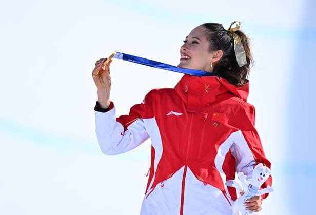 (260222) -- LIVIGNO, Feb. 22, 2026 -- Gold medalist Gu Ailing of China poses during the awarding ceremony for freestyle skiing women s freeski halfpipe at the Milan-Cortina 2026 Olympic Winter games, Winterspiele,Spiele, Summer games in Livigno, Italy, Feb. 22, 2026. ) (MICO2026)ITALY-LIVIGNO-OLYMPIC WINTER GAMES-FREESTYLE SKIING-WOMEN S FREESKI HALFPIPE-FINAL ZhangxHongxiang 