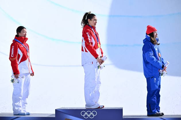 (260222) -- LIVIGNO, Feb. 22, 2026 -- Silver medalist Li Fanghui (L) of China, gold medalist Gu Ailing (C) of China and bronze medalist Zoe Atkin of Britain react during the awarding ceremony for freestyle skiing women s freeski halfpipe at the Milan-Cortina 2026 Olympic Winter games, Winterspiele,Spiele, Summer games in Livigno, Italy, Feb. 22, 2026. ) (MICO2026)ITALY-LIVIGNO-OLYMPIC WINTER GAMES-FREESTYLE SKIING-WOMEN S FREESKI HALFPIPE-FINAL ZhangxHongxiang 