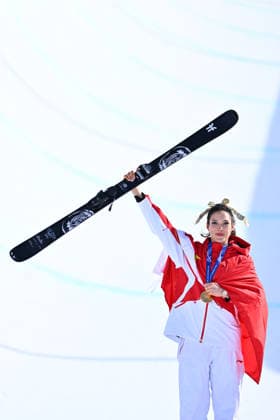 (260222) -- LIVIGNO, Feb. 22, 2026 -- Gold medalist Gu Ailing of China poses after the awarding ceremony for freestyle skiing women s freeski halfpipe at the Milan-Cortina 2026 Olympic Winter games, Winterspiele,Spiele, Summer games in Livigno, Italy, Feb. 22, 2026. ) (MICO2026)ITALY-LIVIGNO-OLYMPIC WINTER GAMES-FREESTYLE SKIING-WOMEN S FREESKI HALFPIPE-FINAL ZhangxHongxiang 