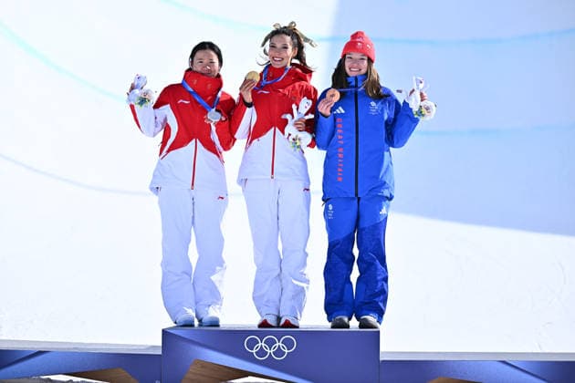 (260222) -- LIVIGNO, Feb. 22, 2026 -- Silver medalist Li Fanghui (L) of China, gold medalist Gu Ailing (C) of China and bronze medalist Zoe Atkin of Britain pose during the awarding ceremony for freestyle skiing women s freeski halfpipe at the Milan-Cortina 2026 Olympic Winter games, Winterspiele,Spiele, Summer games in Livigno, Italy, Feb. 22, 2026. ) (MICO2026)ITALY-LIVIGNO-OLYMPIC WINTER GAMES-FREESTYLE SKIING-WOMEN S FREESKI HALFPIPE-FINAL ZhangxHongxiang 