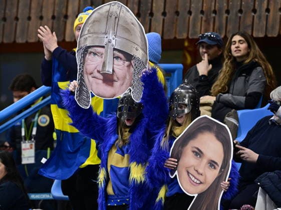 CORTINA, ITALIEN 20260222 Amanda Romare och Adina Romare med bilder pa kungen och Anna Hasselborg i publilken under damernas finalmatch mellan Schweiz och Sverige i OS-curlingen i Cortina. *** Bilden ingar i SPORTPAKET. För övriga BETALBILD *** CORTINA ITALIEN x10030x *** CORTINA, ITALY 20260222 Amanda Romare and Adina Romare with pictures of the King and Anna Hasselborg in the audience during the womens final match between Switzerland and Sweden in the Olympic curling in Cortina The picture is included in the SPORT PACKAGE For others PAY PICTURE CORTINA ITALY x10030x  Copyright: xJonasxEkströmer TTx OS 2026 CURLING DAMER FINAL SCHWEIZ-SVERIGE
