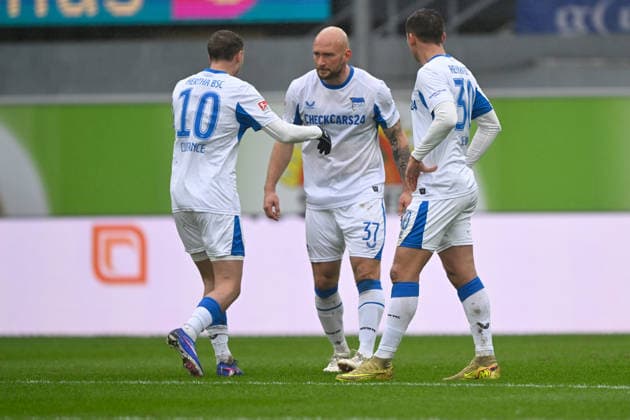 Paderborn, Home Deluxe Arena, 22.02.26, GER, Herren, 2.Bundesliga, Saison 2025-2026, SC Paderborn 07 - Hertha BSC Berlin Bild: v.li. Michael CUISANCE (Schalke), Toni LEISTNER (Hertha BSC) und Paul SEGUIN (Hertha BSC) unzufrieden, enttaeuscht, niedergeschlagen, frustriert, traurig nach dem Tor zum 1:0 DFL regulations prohibit any use of photographs as image sequences and or quasi-video. NRW Deutschland