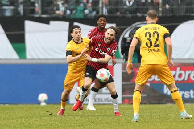 22.02.2026, xtgx, Fussball 2. Bundesliga, Hannover 96 - SG Dynamo Dresden emspor, v.l. Jason Ceka (Dresden, 7), Kolja Oudenne (Hannover, 29) Zweikampf, Duell, Kampf, tackle (DFL DFB REGULATIONS PROHIBIT ANY USE OF PHOTOGRAPHS as IMAGE SEQUENCES and or QUASI-VIDEO) Hannover