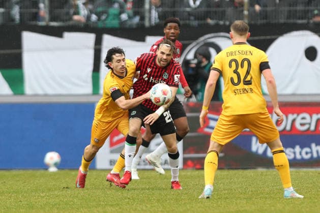 22.02.2026, xtgx, Fussball 2. Bundesliga, Hannover 96 - SG Dynamo Dresden emspor, v.l. Jason Ceka (Dresden, 7), Kolja Oudenne (Hannover, 29) Zweikampf, Duell, Kampf, tackle (DFL DFB REGULATIONS PROHIBIT ANY USE OF PHOTOGRAPHS as IMAGE SEQUENCES and or QUASI-VIDEO) Hannover