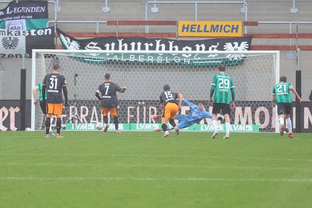 22.02.2026, xrekx, Fussball 2.Bundesliga, Preußen Münster - 1.FC Kaiserslautern v.l. Elfmeter zum 0:1 durch Marlon Ritter (1.FC Kaiserslautern) Johannes Schenk (Preussen Muenster) (DFL DFB REGULATIONS PROHIBIT ANY USE OF PHOTOGRAPHS as IMAGE SEQUENCES and or QUASI-VIDEO) Münster