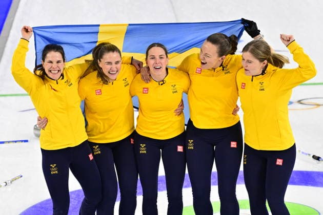 CORTINA, ITALIEN 20260222 Lag Hasselborg firar segern och guldet efter damernas finalmatch mellan Schweiz och Sverige i OS-curlingen i Cortina. *** Bilden ingar i SPORTPAKET. För övriga BETALBILD *** CORTINA ITALIEN x10030x *** CORTINA, ITALY 20260222 Team Hasselborg celebrates the victory and the gold medal after the womens final match between Switzerland and Sweden in the Olympic curling in Cortina Picture in SPORTPAKET For others PAYPICTURE CORTINA ITALY x10030x  Copyright: xJonasxEkströmer TTx OS 2026 CURLING DAMER FINAL SCHWEIZ-SVERIGE
