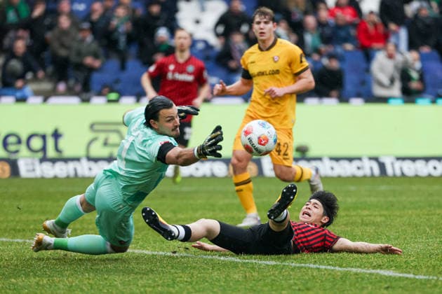 2. Bundesliga - Hannover 96 - Dynamo Dresden am 22.02.2026 in der Heinz von Heiden Arena in Hannover Daisuke Yokota (Hannover) gegen Torwart Tim Stanislaw Schreiber (Dresden 1)