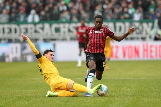 22.02.2026, xtgx, Fussball 2. Bundesliga, Hannover 96 - SG Dynamo Dresden emspor, v.l. Thomas Keller (Dresden, 39), Noel Aseko (Hannover, 15) Zweikampf, Duell, Kampf, tackle (DFL DFB REGULATIONS PROHIBIT ANY USE OF PHOTOGRAPHS as IMAGE SEQUENCES and or QUASI-VIDEO) Hannover