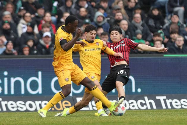 22.02.2026, xtgx, Fussball 2. Bundesliga, Hannover 96 - SG Dynamo Dresden emspor, v.l. Kofi Amoako (Dresden, 6), Ben Bobzien (Dresden, 20), Daisuke Yokota (Hannover, 18) Zweikampf, Duell, Kampf, tackle (DFL DFB REGULATIONS PROHIBIT ANY USE OF PHOTOGRAPHS as IMAGE SEQUENCES and or QUASI-VIDEO) Hannover