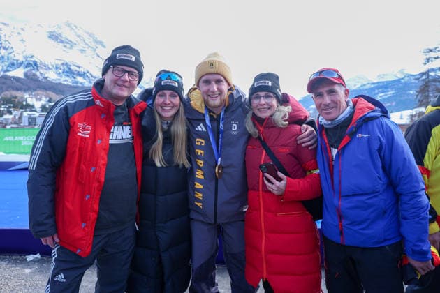 Olympische Winterspiele Milano Cortina 2026 Bob Viererbob Männer am 22.02.2026 im Cortina Sliding Centre in Cortina d™Ampezzo Jorn Wenzel ( Deutschland ), mitte gewinnt die Gold Medaille und feiert mit seiner Familie *** Olympic Winter Games Milano Cortina 2026 Bobsleigh 4-man on 22 02 2026 at the Cortina Sliding Center in Cortina d™Ampezzo Jorn Wenzel Germany , with middle wins the gold medal and celebrates with his family xMSx