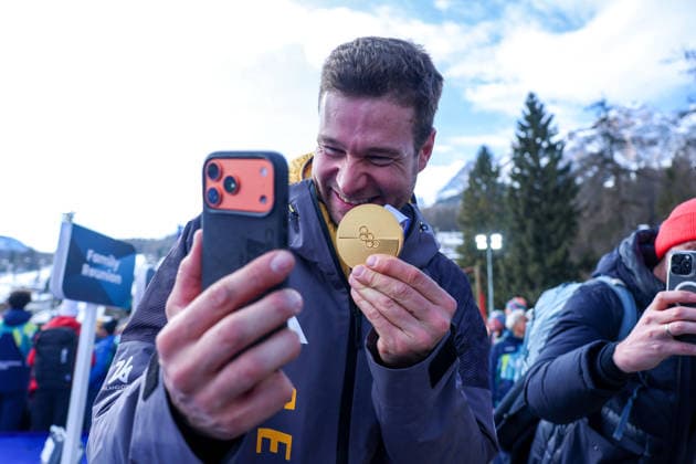 Olympische Winterspiele Milano Cortina 2026 Bob Viererbob Männer am 22.02.2026 im Cortina Sliding Centre in Cortina d™Ampezzo Johannes Lochner gewinnt die Gold Medaille und telefoniert mit seiner Frau *** Olympic Winter Games Milano Cortina 2026 Bobsleigh 4-man on 22 02 2026 at the Cortina Sliding Center in Cortina d™Ampezzo Johannes Lochner wins the gold medal and talks to his wife on the phone xMSx