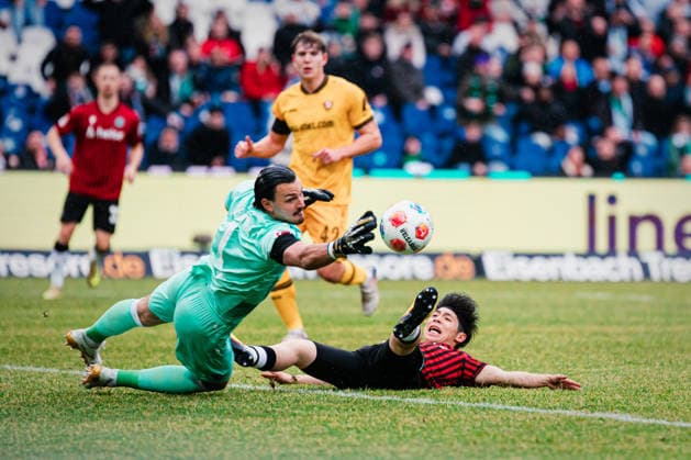 2. Bundesliga: Hannover 96 vs. Dynamo Dresden, 22.02.2026 Daisuke Yokota (Hannover 96, 18) verpasst den Ball, auch Tim Stanislaw Schreiber (SG Dynamo Dresden, 1) verpasst den Balll; Fußball, 2. Bundesliga, 23. Spieltag: Hannover 96 vs. Dynamo Dresden am 22.02.2026 in der Heinz von Heiden Arena, Hannover DFL REGULATIONS PROHIBIT ANY USE OF PHOTOGRAPHS AS IMAGE SEQUENCES AND OR QUASI-VIDEO.