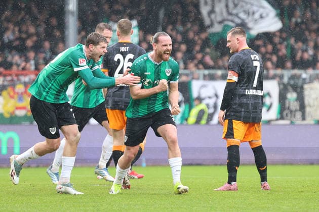 22.02.2026, xrekx, Fussball 2.Bundesliga, Preußen Münster - 1.FC Kaiserslautern v.l. Torjubel nach dem Tor zum celebrating the goal celebrate 1:1 durch Jannis Heuer (Preussen Muenster) Marlon Ritter (1.FC Kaiserslautern) (DFL DFB REGULATIONS PROHIBIT ANY USE OF PHOTOGRAPHS as IMAGE SEQUENCES and or QUASI-VIDEO) Münster