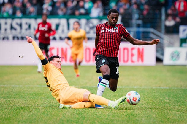 2. Bundesliga: Hannover 96 vs. Dynamo Dresden, 22.02.2026 Noel Aseko Nkili (Hannover 96, 15) wird von Thomas Keller (SG Dynamo Dresden, 39) gegrätscht; Fußball, 2. Bundesliga, 23. Spieltag: Hannover 96 vs. Dynamo Dresden am 22.02.2026 in der Heinz von Heiden Arena, Hannover DFL REGULATIONS PROHIBIT ANY USE OF PHOTOGRAPHS AS IMAGE SEQUENCES AND OR QUASI-VIDEO.