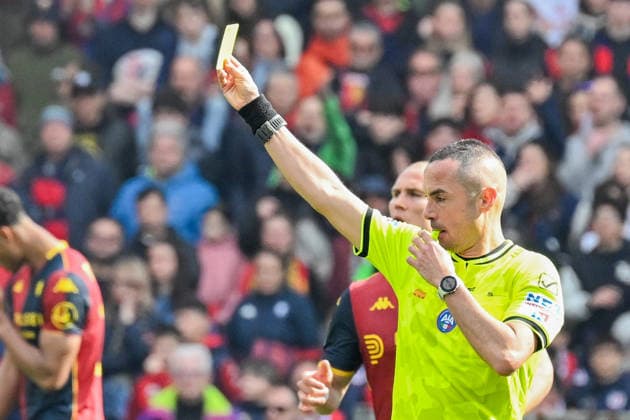 the referee gives a yellow card during the Serie A soccer match between Genoa and Torino at the Luigi Ferraris Stadium in Genoa, Italy - Sunday, February 22, 2026. - Soccer .  Copyright: xTanoxPecoraro LaPressex