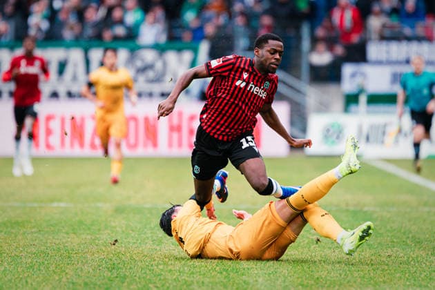 2. Bundesliga: Hannover 96 vs. Dynamo Dresden, 22.02.2026 Noel Aseko Nkili (Hannover 96, 15) wird von Thomas Keller (SG Dynamo Dresden, 39) gegrätscht; Fußball, 2. Bundesliga, 23. Spieltag: Hannover 96 vs. Dynamo Dresden am 22.02.2026 in der Heinz von Heiden Arena, Hannover DFL REGULATIONS PROHIBIT ANY USE OF PHOTOGRAPHS AS IMAGE SEQUENCES AND OR QUASI-VIDEO.