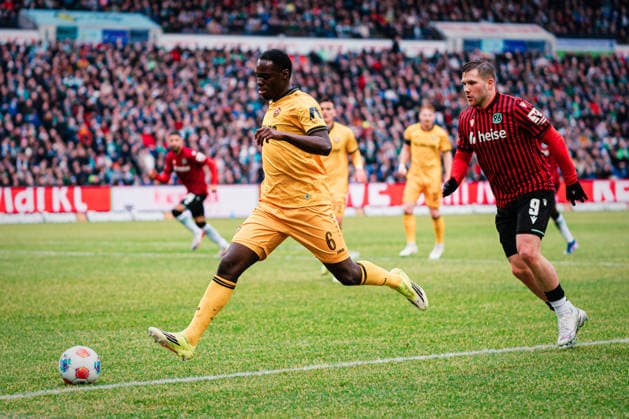 2. Bundesliga: Hannover 96 vs. Dynamo Dresden, 22.02.2026 Kofi Jeremy Amoako (SG Dynamo Dresden, 6) gegen Paul Benjamin Sven-Eber Källman (Hannover 96, 9); Fußball, 2. Bundesliga, 23. Spieltag: Hannover 96 vs. Dynamo Dresden am 22.02.2026 in der Heinz von Heiden Arena, Hannover DFL REGULATIONS PROHIBIT ANY USE OF PHOTOGRAPHS AS IMAGE SEQUENCES AND OR QUASI-VIDEO.