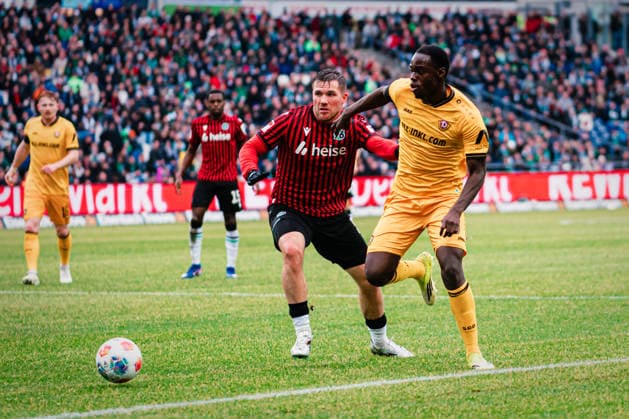 2. Bundesliga: Hannover 96 vs. Dynamo Dresden, 22.02.2026 Kofi Jeremy Amoako (SG Dynamo Dresden, 6) gegen Paul Benjamin Sven-Eber Källman (Hannover 96, 9); Fußball, 2. Bundesliga, 23. Spieltag: Hannover 96 vs. Dynamo Dresden am 22.02.2026 in der Heinz von Heiden Arena, Hannover DFL REGULATIONS PROHIBIT ANY USE OF PHOTOGRAPHS AS IMAGE SEQUENCES AND OR QUASI-VIDEO.