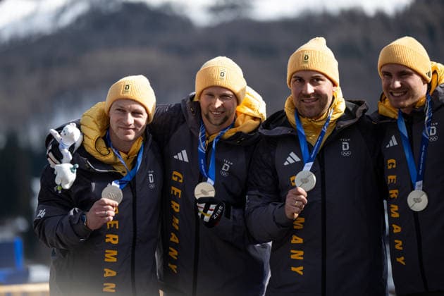 FRIEDRICH Francesco, SOMMER Matthias, SCHUELLER Alexander, STRAUB Felix (Deutschland) freuen sich auf dem Podium ueber die Silber Medaille, ITA, Olympische Spiele Milano Cortina 2026, Olympia, Viererbob Herren, Finale, 22.02.2026 ITA, Olympische Spiele Milano Cortina 2026, Olympia, Viererbob Herren, Finale, 22.02.2026 Cortina d Ampezzo *** FRIEDRICH Francesco, SOMMER Matthias, SCHUELLER Alexander, STRAUB Felix Germany are happy about the silver medal on the podium, ITA, Olympic Games Milano Cortina 2026, Olympia, 4-man bobsleigh men, final, 22 02 2026 ITA, Olympic Games Milano Cortina 2026, Olympia, 4-man bobsleigh men, final, 22 02 2026 Cortina d Ampezzo Copyright: xEibner-Pressefoto Memmlerx EP_MMR