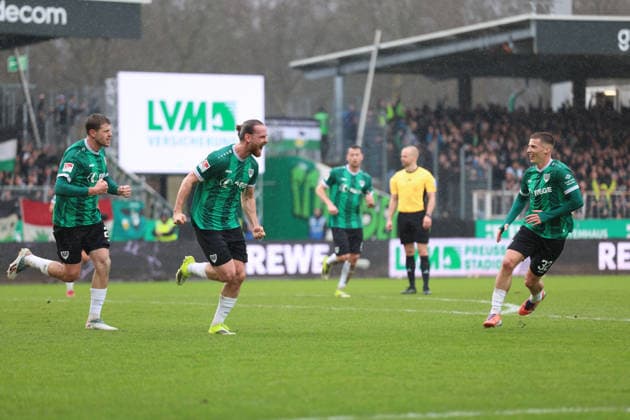 22.02.2026, xrekx, Fussball 2.Bundesliga, Preußen Münster - 1.FC Kaiserslautern v.l. Torjubel nach dem Tor zum celebrating the goal celebrate 1:1 durch Jannis Heuer (Preussen Muenster) mit Tobias Raschl (Preussen Muenster) (DFL DFB REGULATIONS PROHIBIT ANY USE OF PHOTOGRAPHS as IMAGE SEQUENCES and or QUASI-VIDEO) Münster