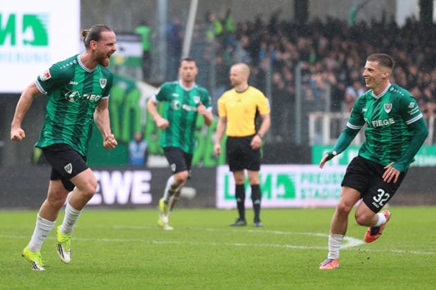 22.02.2026, xrekx, Fussball 2.Bundesliga, Preußen Münster - 1.FC Kaiserslautern v.l. Torjubel nach dem Tor zum celebrating the goal celebrate 1:1 durch Jannis Heuer (Preussen Muenster) mit Tobias Raschl (Preussen Muenster) (DFL DFB REGULATIONS PROHIBIT ANY USE OF PHOTOGRAPHS as IMAGE SEQUENCES and or QUASI-VIDEO) Münster
