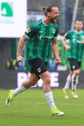 22.02.2026, xrekx, Fussball 2.Bundesliga, Preußen Münster - 1.FC Kaiserslautern v.l. Torjubel nach dem Tor zum celebrating the goal celebrate 1:1 durch Jannis Heuer (Preussen Muenster) mit Tobias Raschl (Preussen Muenster) (DFL DFB REGULATIONS PROHIBIT ANY USE OF PHOTOGRAPHS as IMAGE SEQUENCES and or QUASI-VIDEO) Münster